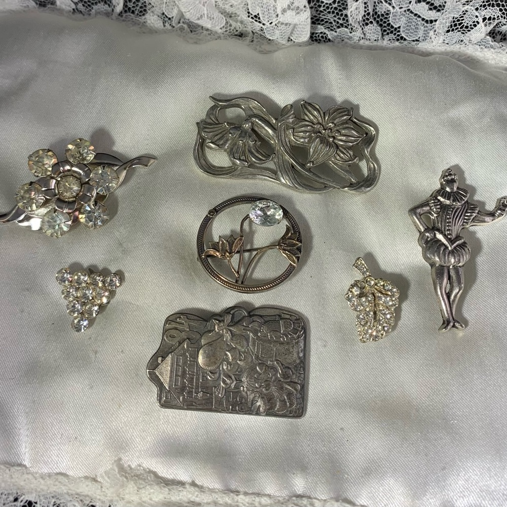 VINTAGE LOT OF 7,BROOCHES AND CLIPS 2 Are Signed